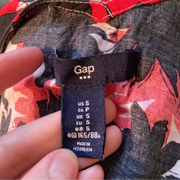 🛍️3/$30‎ Gap women’s  floral sleeveless blouse in size small - Picture 5 of 7